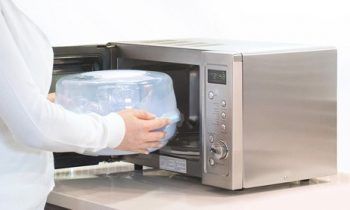 Un esterilizador de biberones para microondas desinfecta rápidamente un biberón en cualquier lugar.